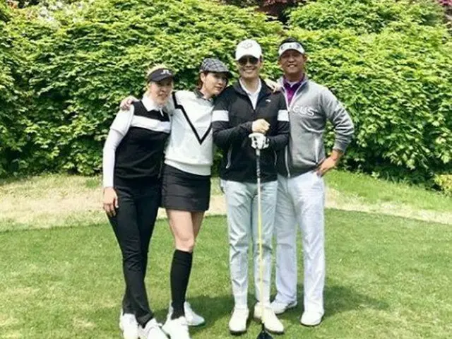 Actor Lee Byung Hun & wife Lee Min Jyon golf date. A famous stylist posted aphoto on Instagram ”It i