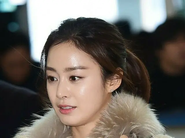 A wedding ring on the ring finger of actress Kim Tae Hee. The one who preparesfor me is Rain (Bi). .