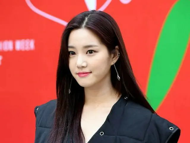 Actress Lee Yu Bi, 2019 S / S HERA SEOUL FASHION WEEK Attended ”VIBRATE”collection. On the morning o