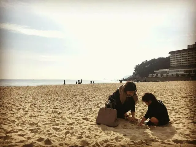 【G Official】 ”Mrs. Jisung” actress Lee Bo Young, with her family playing sandat Haeundae of Busan (H