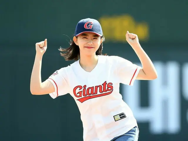 IOI former member Kim SoHye participates in the Opening Ceremony before theKorean professional baseb