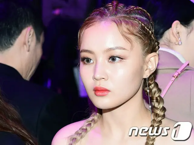 Singer LEE HI, who belongs to YG, is sweeping the top of the chart. ● Comebackfor the first time in