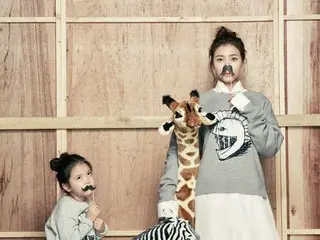 Actress Jung Si A, released pictures. Magazine JLOOK. With my daughter.