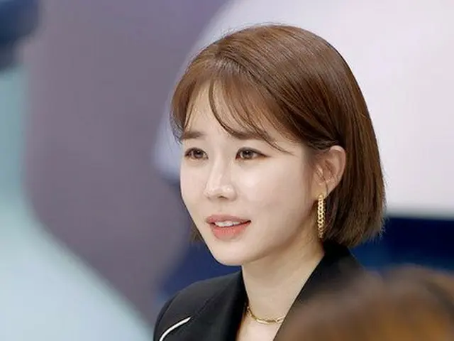 Actress Yoo In Na tells Hot Topic that she couldn't get married because of IU. ..