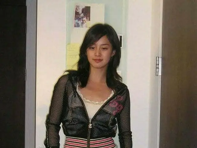 actress Kim Tae Hee before her debut is a Hot Topic. Her beauty has been famoussince she was a stude