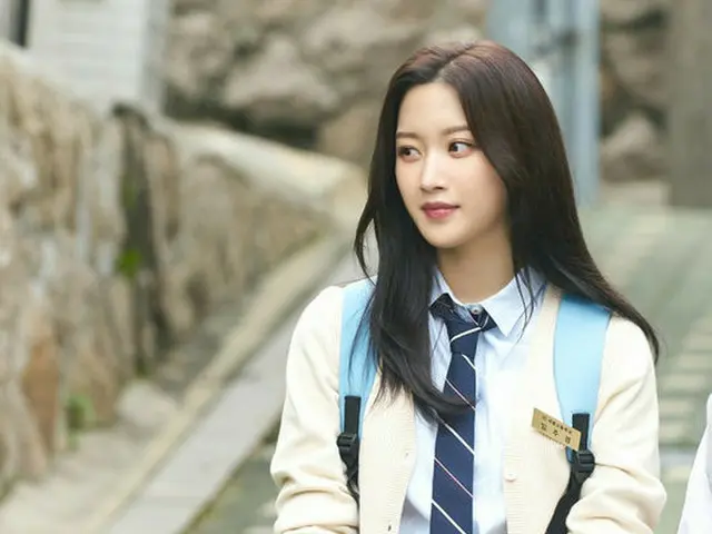 ”True Beautiful” starring Moon Ka Young suddenly emerges as a next-generationKorean wave star. After