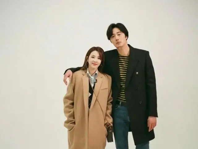 Dara (2NE1) released a friendly photo with actor Jung Il Woo. Hot Topic tellsJung Il Woo that his sh