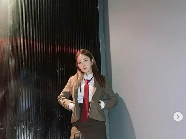 Dara (2NE1), in her late 30s uniform, is Hot Topic. .. ..