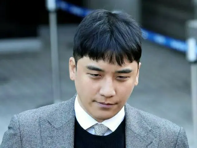 VI (former BIGBANG) attends the accused's question at the Ground OperationsCommand Ordinary Military