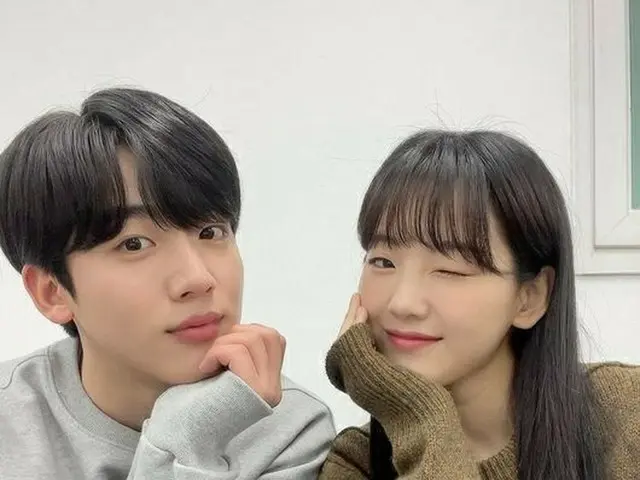 WEi KIM YOHAN released a two-shot photo with Jo Yi Hyun, who is co-starring inthe TV Series ”School