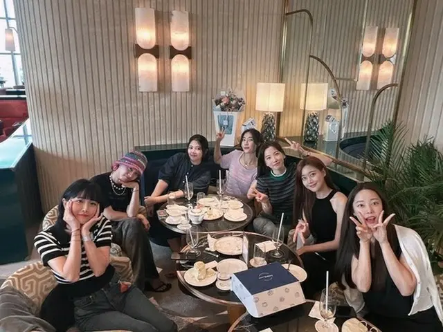 RAINBOW, everyone celebrates Jisoo's birthday. The group photo is a Hot Topic... ..