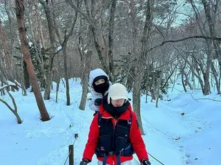 Actress Lee Si Young's mountain climbing carrying her 5-year-old son on her back
