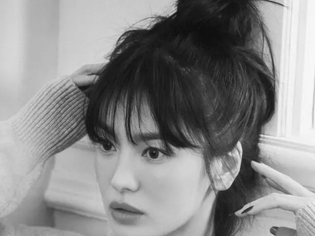 Actress Song Hye Kyo released the behind cut of ELLE pictorial. . .