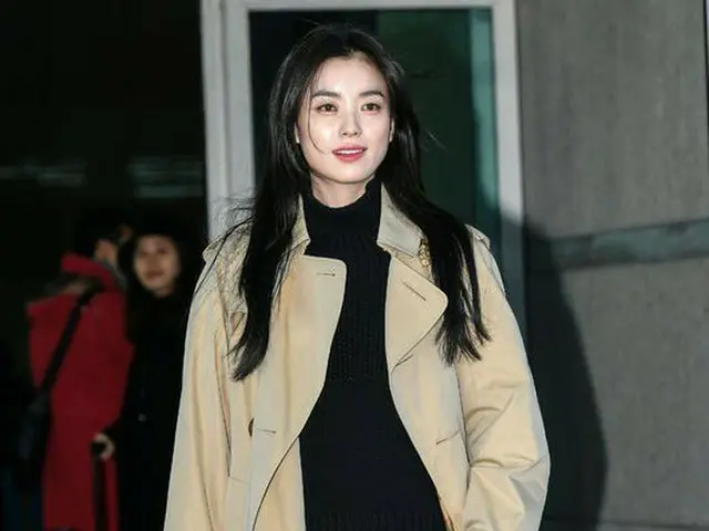Actress Han Hyo Ju, departing for Japan. For pictorial photography. IncheonInternational Airport.