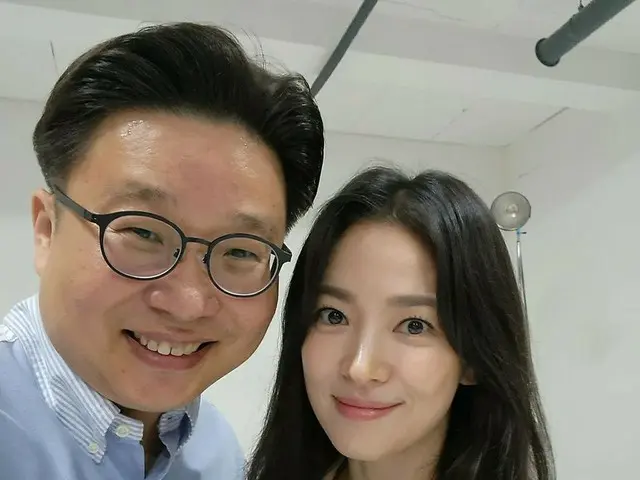 Actress Song Hye Kyo together with a Professor Seo Kyung-duk of Sungshin Women'sUniversity, donated