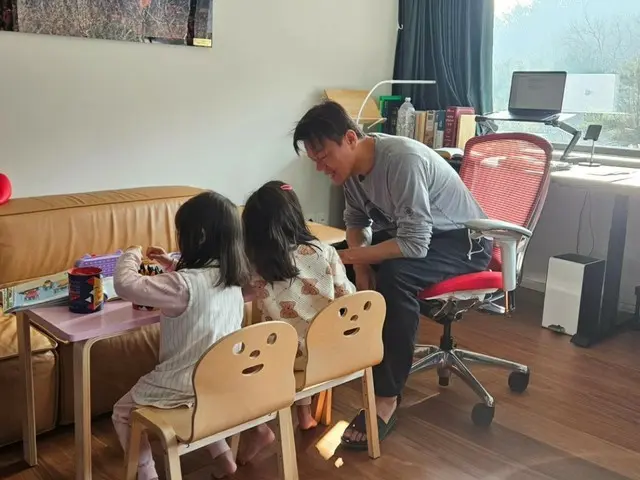 JY Park's photo with his daughters becomes a Hot Topic.
