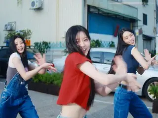 [Video Comparison] ILLIT's choreography plagiarism suspicions become a hot topicon the Korean Internet ILLIT's ”Lucky Girl Part of the choreography for”Syndrome” was used in the ”Chicken NewJeans' performance director expressed hisanger in an Instagram story, saying the choreography is similar to that of”Dance.”