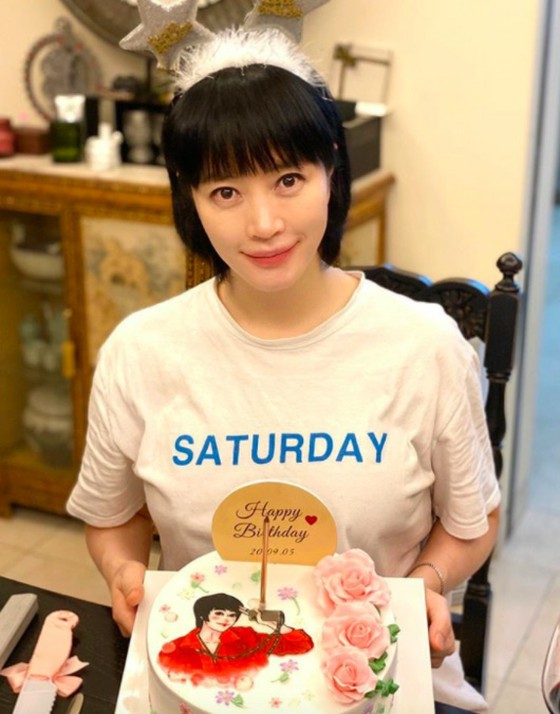 Actress Kim Hye Soo, 50th birthday cake "The best baby face ever"