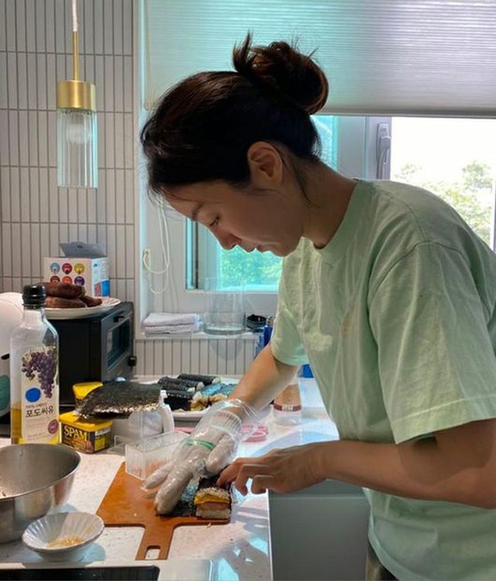 Mom of Twins "Mun Jung Won", "Mom" making rice balls with gloves