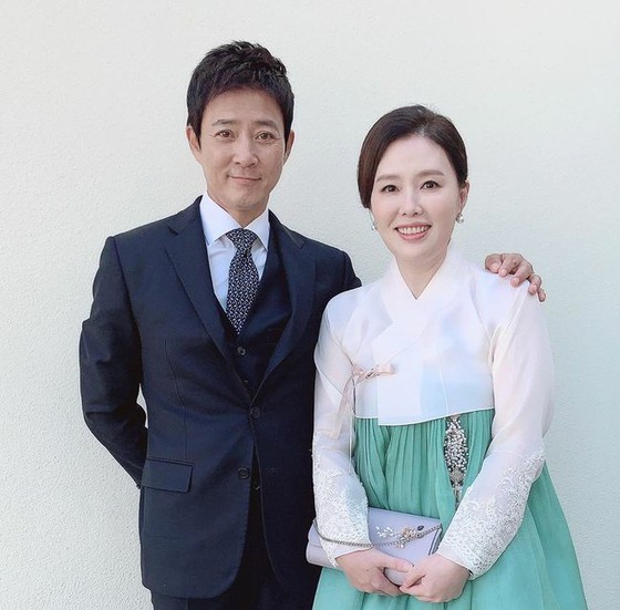 Actor Choi Suzy and his wife, actress Ha Hee-ra, wearing hanbok attend nephew's wedding ... Sweet video released.