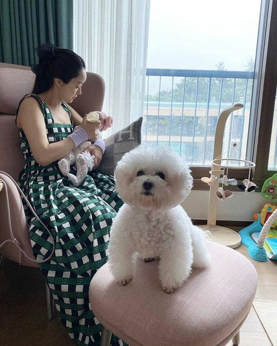 Actress Kim Su Mi's daughter in law, Seo HyoRim's husband Jung Myung-ho has taken a photo?… “Mom giving milk to her daughter”