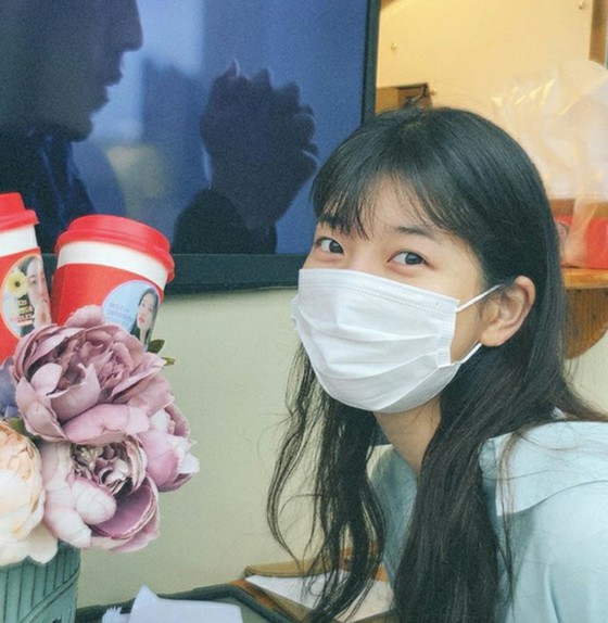 Suzy (former Miss A) thanks the fans who sent her masks. Shooting movie "Wonderland"