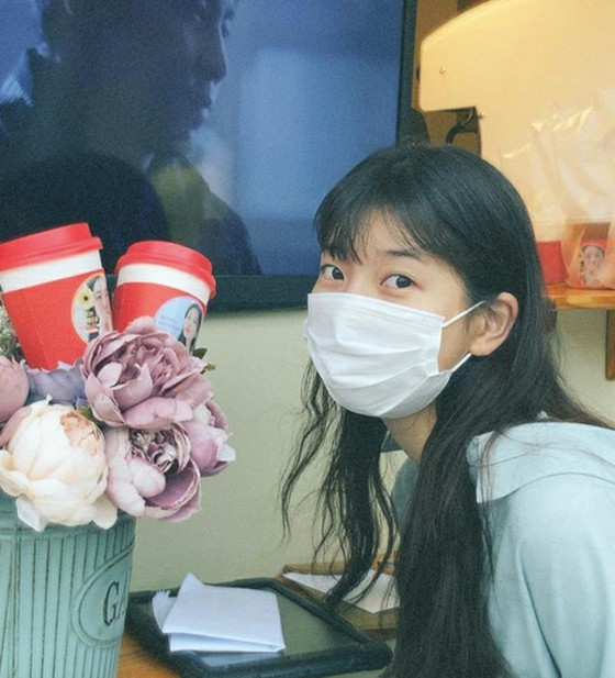 Suzy (former Miss A) thanks the fans who sent her masks. Shooting movie "Wonderland"