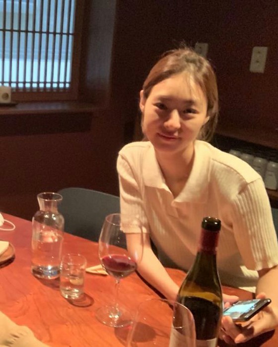 Actress Lee Yeon Hee updated Instagram with a glass of wine... “The place of last night's memory”