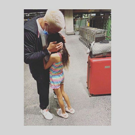 Akiyama Shigeyoshi  with his daughter Saran tears at the airport.