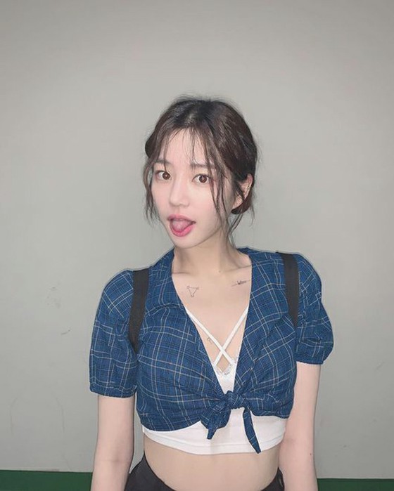 Actress Lee Yu Bi looks fashionable even with the "red eye" Perfect subclavian tattoos.