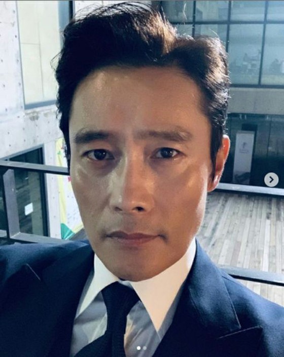 Lee Byung Hun with a dandy atmosphere even when taking selfies.