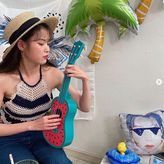 IU radiates charm and cuteness in IG photos “Stay Home Vacation”