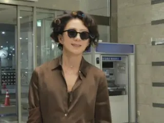 Is it really actress Kim Heui Ae? ...She was seen arriving to work wearing hair curlers and sunglasses = (What would you do if you were to fly?)