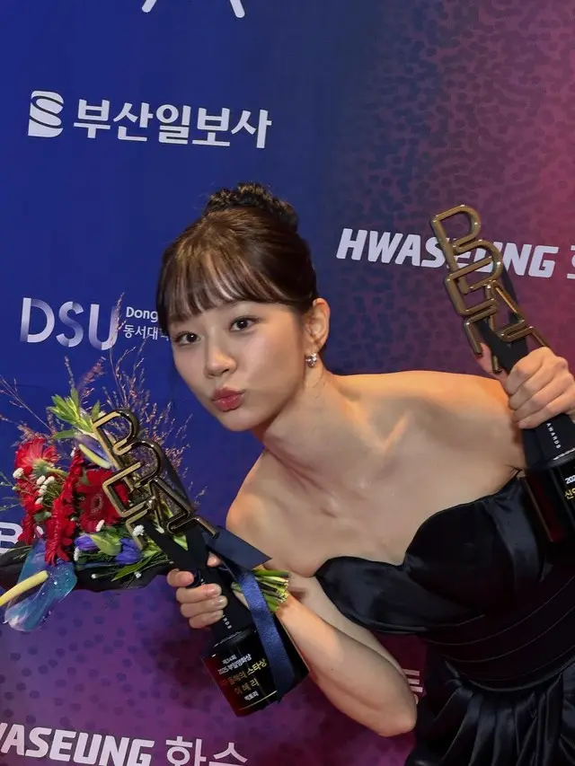 ヘリ（Girl’s Day）、「釜日映画賞」で新人賞受賞に同僚のミナや俳優ハン・ジミンも祝福…「世の中で一番幸せな人」