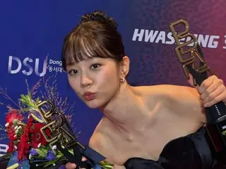 HYERI (Girl's Day) wins Best New Actress award at the Busan Film Awards, congratulated by fellow actress Mina and actor Han Jimin... "The happiest person in the world"