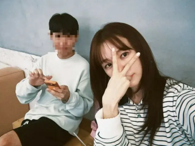 Actress Yoon Eun Hye is seen looking friendly with a man... Who is she going on a cafe date with?