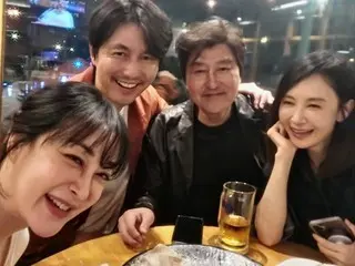 Jung Woo Sung, who secretly got married, catches up on his latest news at a drinking party... He's smiling with a beard now