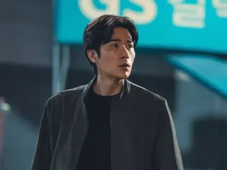 Kim Gang Woo returns to his career with a powerful performance that overwhelms AI in the film "The Middle Ground"