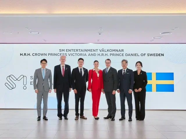Crown Princess Victoria of Sweden visits SM Entertainment in Korea... Preparing "Hearts 2 Hearts" gift