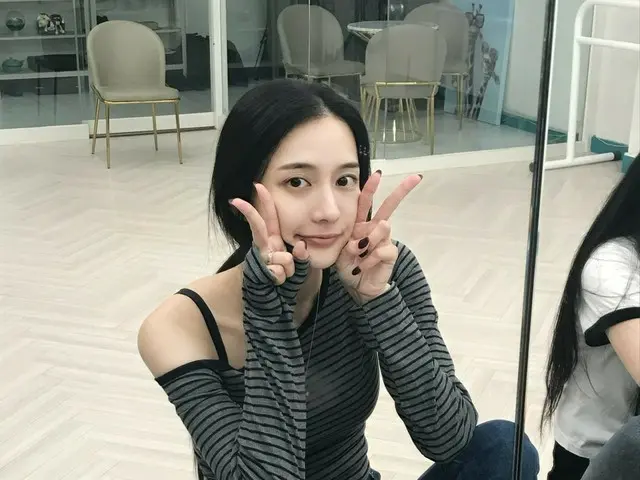 Choi YeonCheong, who made her entertainment debut in the Super Junior music video, lost 26kg after giving birth and debuted as part of the girl group RiRi with Seri from Dalshabet.
 To view