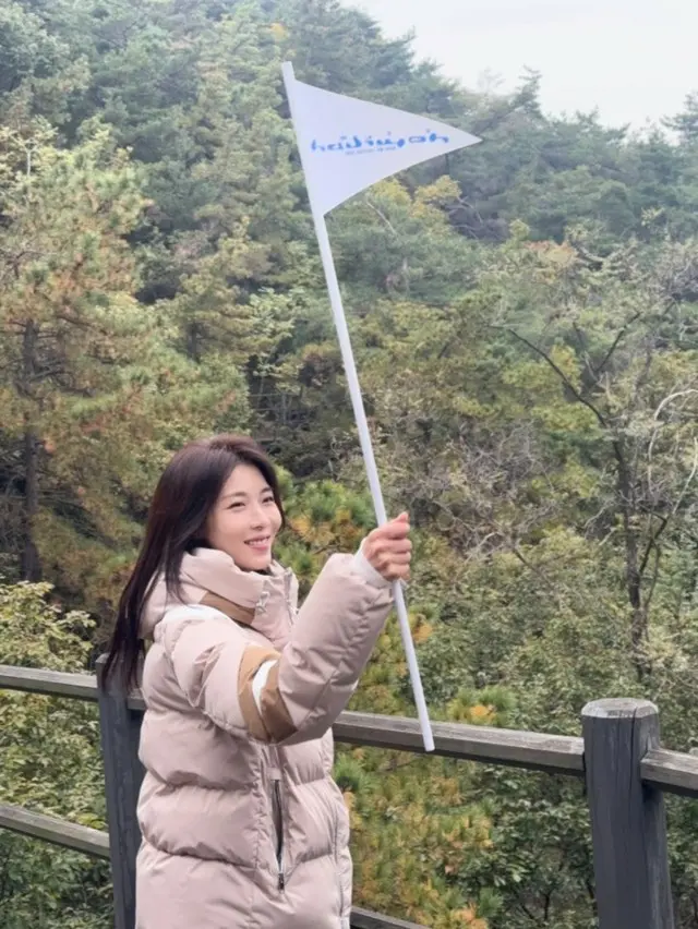 女優ハ・ジウォン、ファンたちと山登りへ1