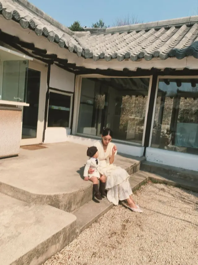 モデルのムン・ガビ、息子との写真を公開後SNSコメント欄を閉鎖しても「いいね」などで熱い応援続く