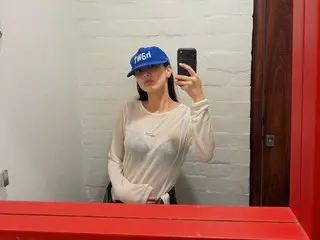 TWICE's JIHYO rocks a stunning sheer look even during a family trip... Her dizzying glamour is different