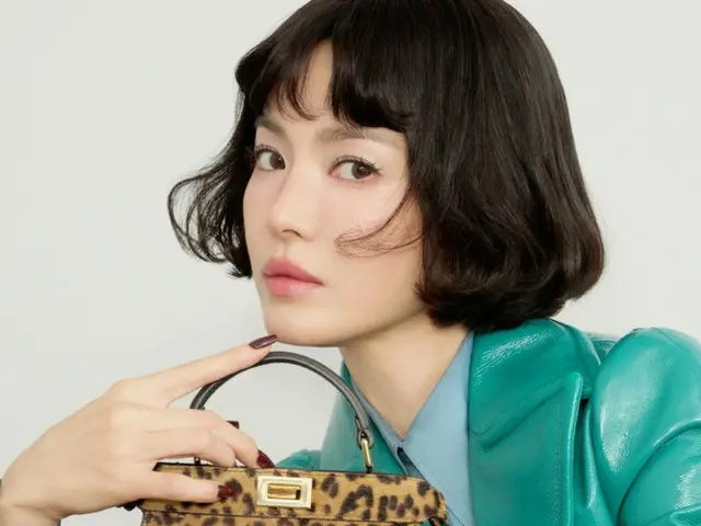 Actress Song Hye Kyo looks great with adorable short hair... Colorful from head to toe