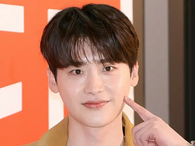 Actor Lee Jung-suk presents luxury hotel meal vouchers to all staff members of the TV series "I Request Approval for Remarriage"