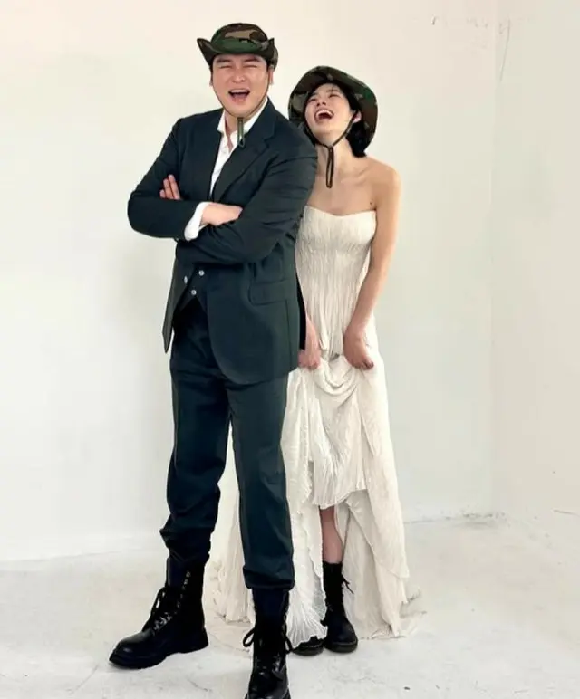 俳優イ・ジャンウとチョ・ヘウォンがきょう(23日)夫婦になる。