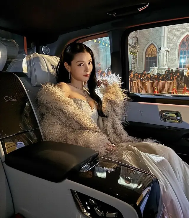 キム・ユジョン、ペク・アジンそのもの…ドレスとファーで圧倒的な存在感