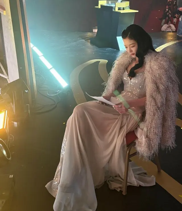 キム・ユジョン、ペク・アジンそのもの…ドレスとファーで圧倒的な存在感