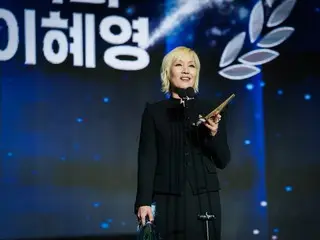 Lee Hye-young, star of the film "Broken Fruit," wins Best Actress award at the Seoul International Film Awards
