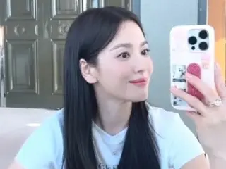 Catch a rare scene... Actress Song Hye Kyo takes a selfie, a pure goddess who shines even when uncensored